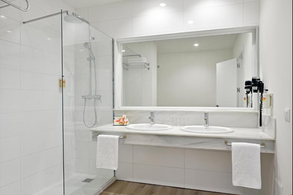 Habitación doble Vista Mar del hotel Sol Marbella Estepona Atalaya Park. Foto 1