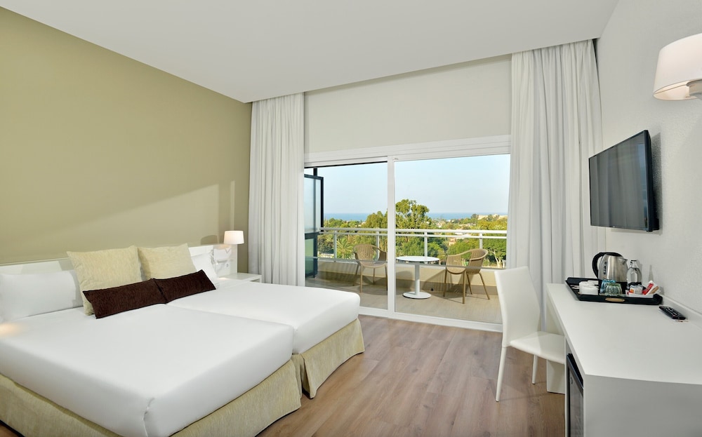 Suite XTRA SOL con vistas a la montaña del hotel Sol Marbella Estepona Atalaya Park. Foto 1