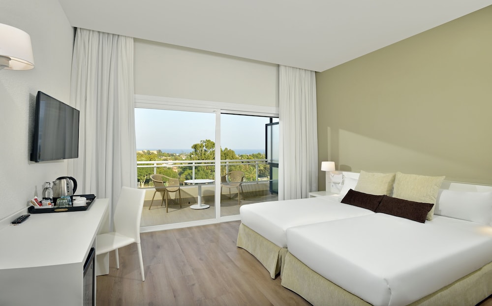 Suite XTRA SOL con vistas a la montaña del hotel Sol Marbella Estepona Atalaya Park. Foto 2