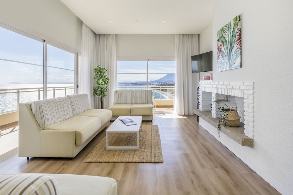 Suite Xtra Sol con vistas al mar del hotel Sol Marbella Estepona Atalaya Park. Foto 3