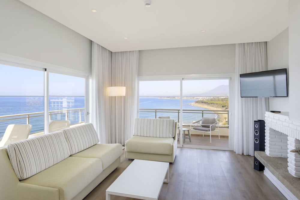 Suite Xtra Sol con vistas al mar del hotel Sol Marbella Estepona Atalaya Park. Foto 5