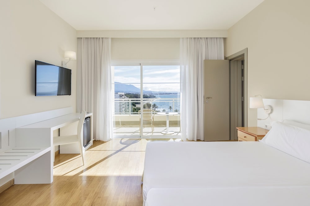 Habitación SOL Comunicante con vistas al mar del hotel Sol Marbella Estepona Atalaya Park. Foto 1