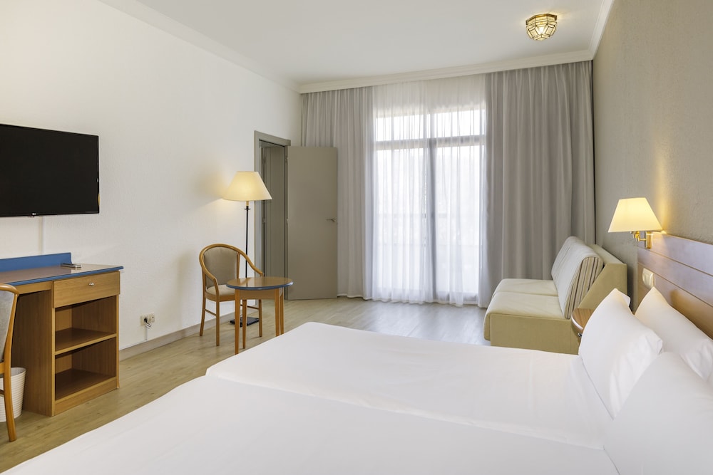 Gran Habitación Familiar Comunicante con vistas al jardín del hotel Sol Marbella Estepona Atalaya Park