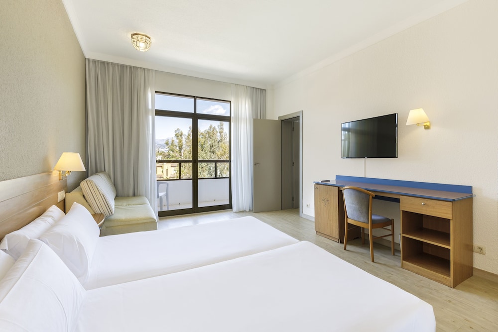 Gran Habitación Familiar Comunicante con vistas al jardín del hotel Sol Marbella Estepona Atalaya Park. Foto 1