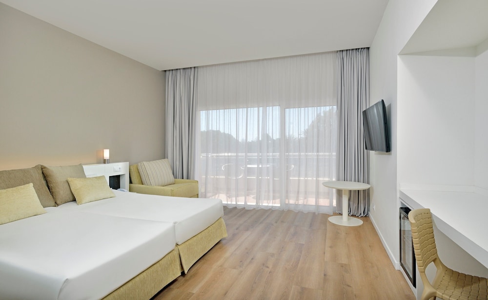 Habitación SOL con vistas al patio del hotel Sol Marbella Estepona Atalaya Park. Foto 1