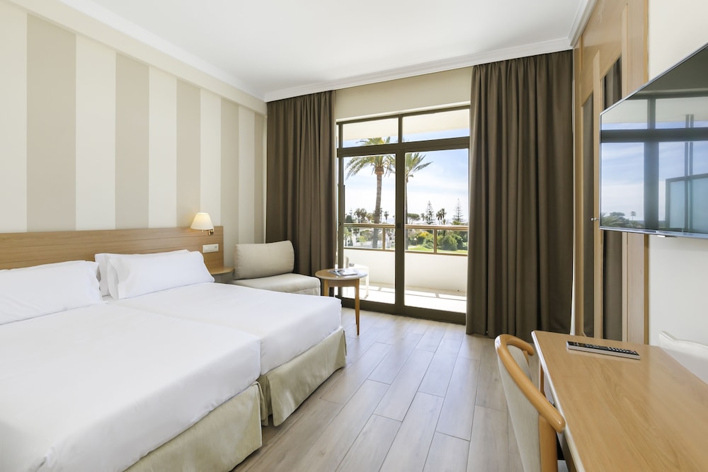 Habitación Sol con vistas al jardín del hotel Sol Marbella Estepona Atalaya Park
