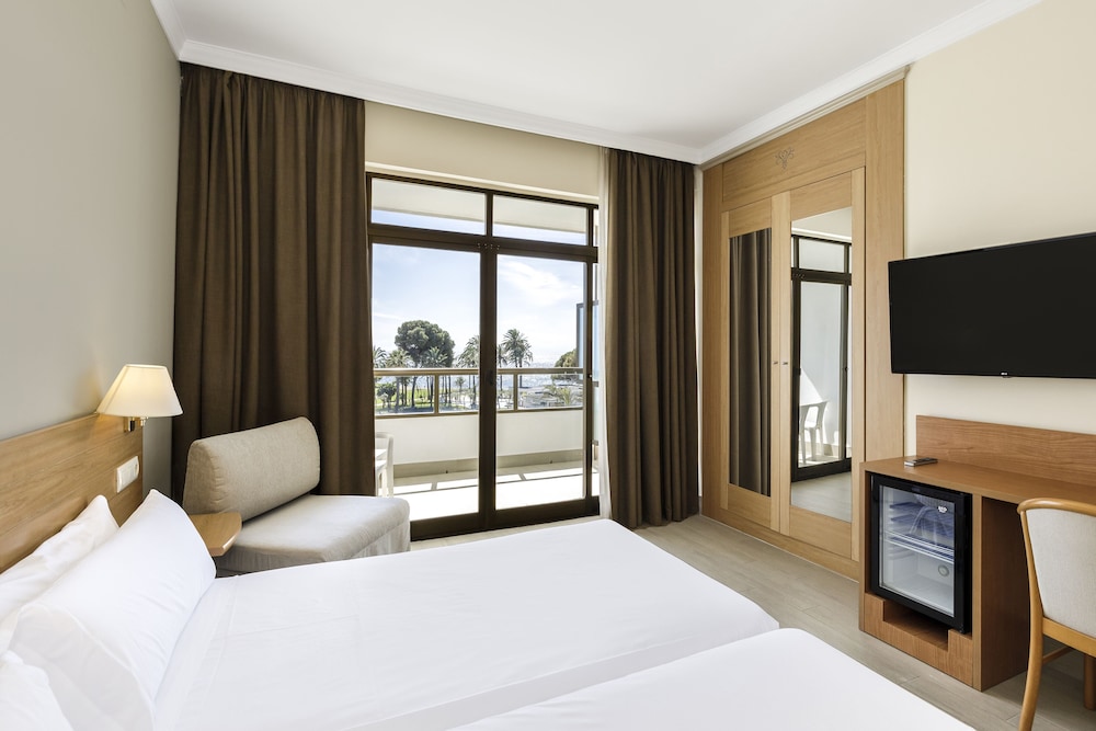 Habitación Sol con vistas al mar del hotel Sol Marbella Estepona Atalaya Park. Foto 1