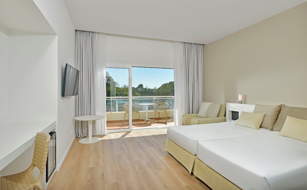 Habitación SOL Comunicante con vistas al jardín del hotel Sol Marbella Estepona Atalaya Park