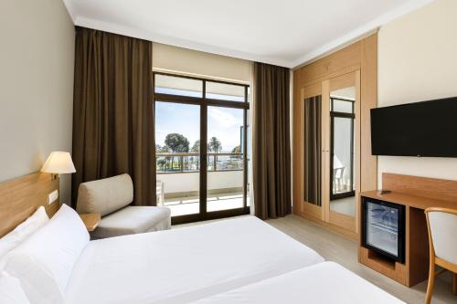 Habitación Sol con vistas al mar del hotel Sol Marbella Estepona Atalaya Park. Foto 1