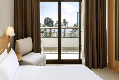 Habitación Sol con vistas al mar del hotel Sol Marbella Estepona Atalaya Park. Foto 3
