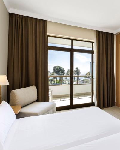 Habitación Sol con vistas al mar del hotel Sol Marbella Estepona Atalaya Park. Foto 4
