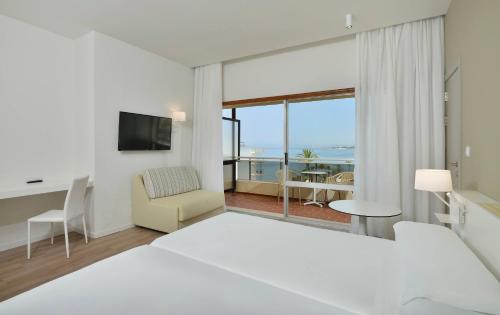 Habitación Sol Xtra con vistas al mar del hotel Sol Marbella Estepona Atalaya Park. Foto 2