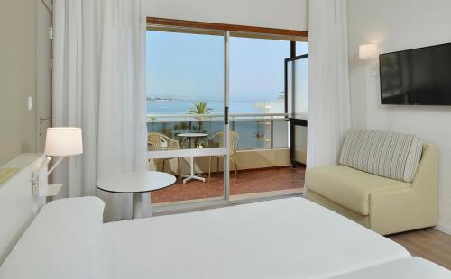 Habitación Sol Xtra con vistas al mar del hotel Sol Marbella Estepona Atalaya Park. Foto 3