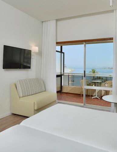 Habitación Sol Xtra con vistas al mar del hotel Sol Marbella Estepona Atalaya Park. Foto 4