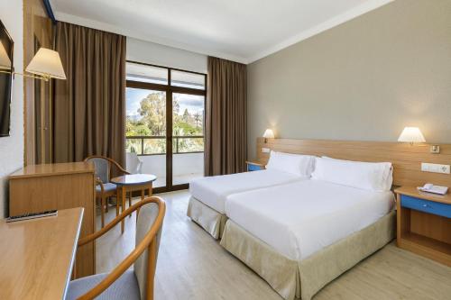 Habitación Sol del hotel Sol Marbella Estepona Atalaya Park. Foto 2