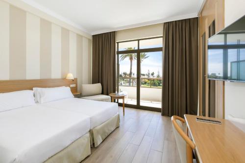 Habitación Sol con vistas al jardín del hotel Sol Marbella Estepona Atalaya Park