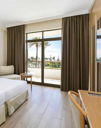 Habitación Sol con vistas al jardín del hotel Sol Marbella Estepona Atalaya Park. Foto 1