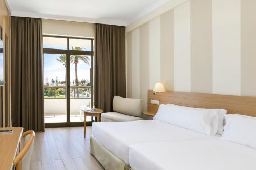 Habitación Sol con vistas al jardín del hotel Sol Marbella Estepona Atalaya Park. Foto 3