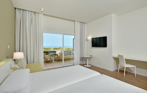 Habitación Sol con vistas laterales al mar del hotel Sol Marbella Estepona Atalaya Park. Foto 1