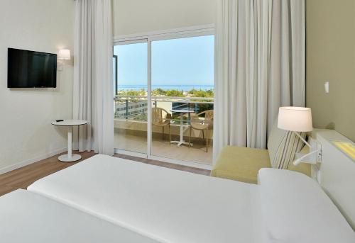 Habitación Sol con vistas laterales al mar del hotel Sol Marbella Estepona Atalaya Park. Foto 2