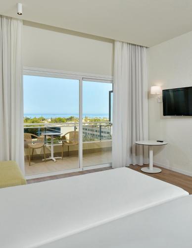 Habitación Sol con vistas laterales al mar del hotel Sol Marbella Estepona Atalaya Park. Foto 3