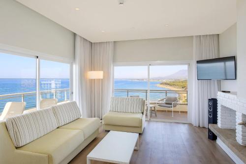 Suite Xtra Sol con vistas al mar del hotel Sol Marbella Estepona Atalaya Park. Foto 1