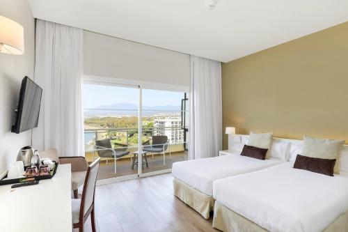 Suite Xtra Sol con vistas al mar del hotel Sol Marbella Estepona Atalaya Park. Foto 2