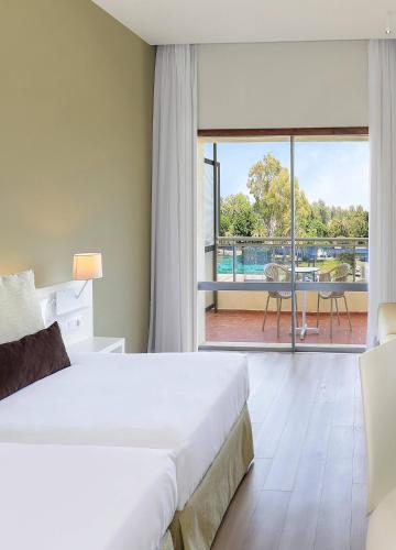 Habitación Familiar del hotel Sol Marbella Estepona Atalaya Park. Foto 4