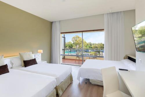 Habitación familiar Vista Patio 1 Cama doble Normal del hotel Sol Marbella Estepona Atalaya Park. Foto 1