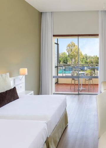 Habitación familiar Vista Patio 1 Cama doble Normal del hotel Sol Marbella Estepona Atalaya Park. Foto 4