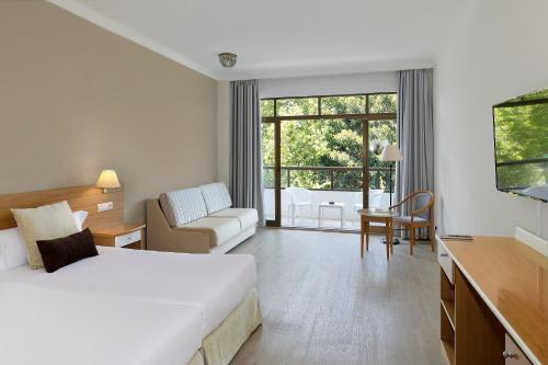 Habitación Familiar Grande del hotel Sol Marbella Estepona Atalaya Park. Foto 2