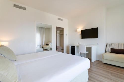 Habitación Familiar con vistas laterales al mar del hotel Sol Marbella Estepona Atalaya Park
