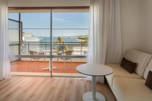 Habitación Familiar con vistas laterales al mar del hotel Sol Marbella Estepona Atalaya Park. Foto 2