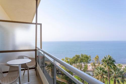 Habitación Familiar con vistas laterales al mar del hotel Sol Marbella Estepona Atalaya Park. Foto 4