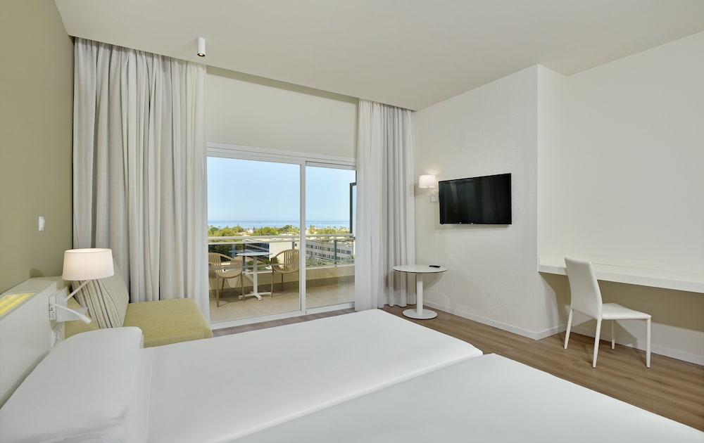 Habitación Sol con vistas laterales al mar del hotel Sol Marbella Estepona Atalaya Park. Foto 1