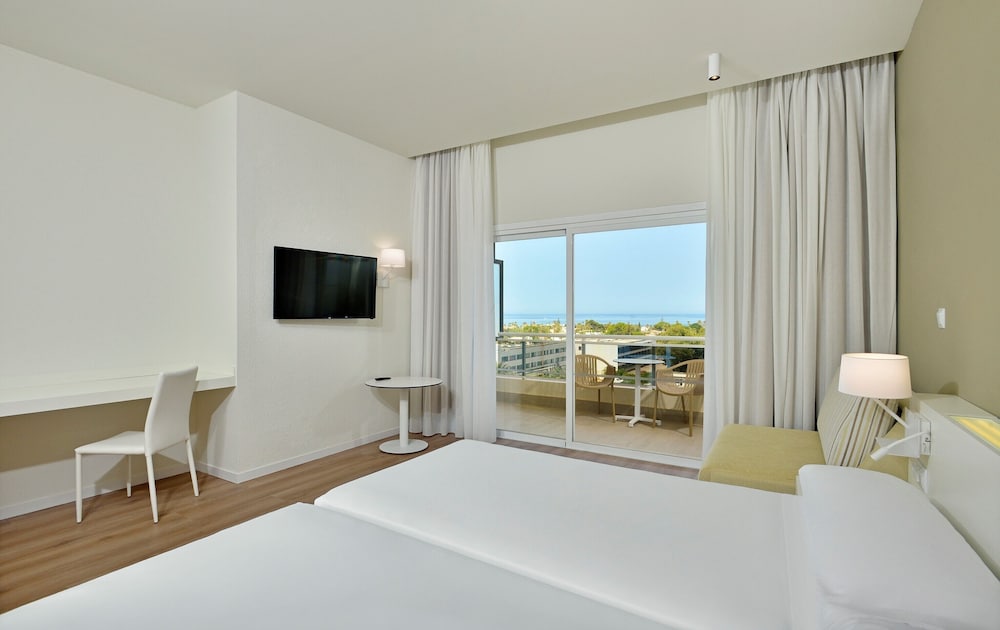 Habitación Sol con vistas laterales al mar del hotel Sol Marbella Estepona Atalaya Park. Foto 2