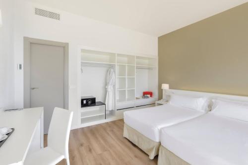 Suite Xtra Sol con vistas al mar del hotel Sol Marbella Estepona Atalaya Park. Foto 34