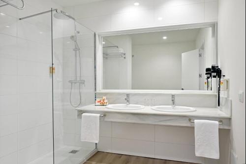 Habitación Sol Xtra con vistas al mar del hotel Sol Marbella Estepona Atalaya Park. Foto 17