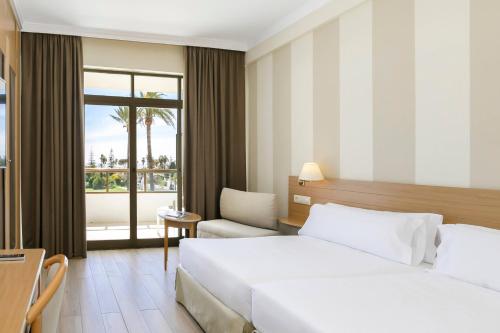 Habitación Sol con vistas al jardín del hotel Sol Marbella Estepona Atalaya Park. Foto 11