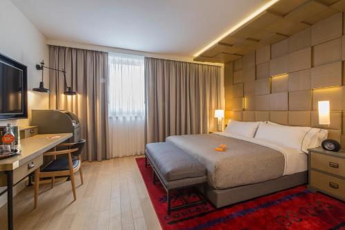 Habitación con cama extragrande - Adaptada para personas de movilidad reducida del hotel Canopy By Hilton Zagreb - City Centre. Foto 4