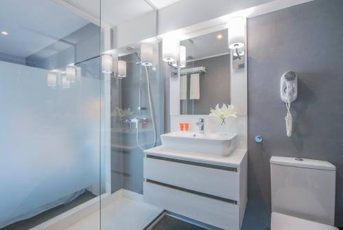 Habitación Doble con vistas al mar del hotel El Puerto by Pierre and Vacances. Foto 2