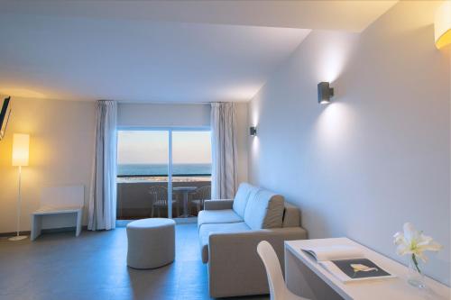 Suite Junior con vistas al mar del hotel El Puerto by Pierre and Vacances