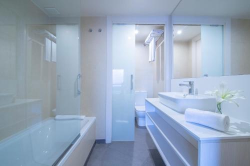 Suite Junior con vistas al mar del hotel El Puerto by Pierre and Vacances. Foto 4