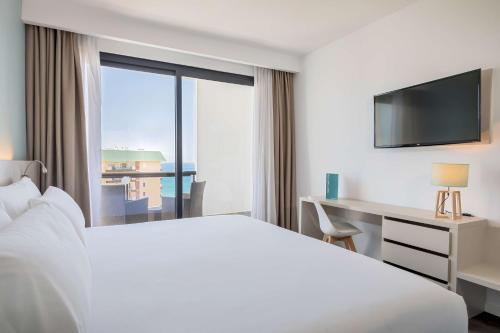 Habitación Doble Superior con terraza y vistas laterales al mar - 1 o 2 camas del hotel Occidental Fuengirola