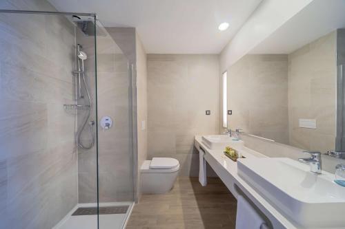 Habitación Doble Superior con terraza y vistas laterales al mar - 1 o 2 camas del hotel Occidental Fuengirola. Foto 1