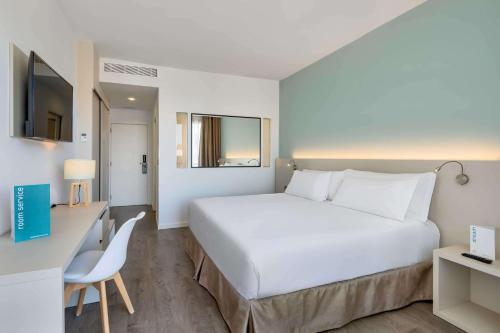 Habitación Doble Superior con terraza y vistas laterales al mar - 1 o 2 camas del hotel Occidental Fuengirola. Foto 2