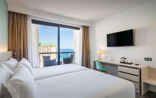 Habitación Doble Deluxe con terraza y vistas laterales al mar - 1 o 2 camas del hotel Occidental Fuengirola