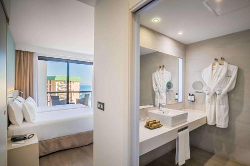Habitación Doble Deluxe con terraza y vistas laterales al mar - 1 o 2 camas del hotel Occidental Fuengirola. Foto 1