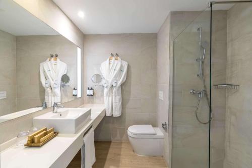 Habitación Doble Deluxe con terraza y vistas laterales al mar - 1 o 2 camas del hotel Occidental Fuengirola. Foto 2