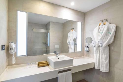 Habitación Doble Deluxe con terraza y vistas laterales al mar - 1 o 2 camas del hotel Occidental Fuengirola. Foto 3